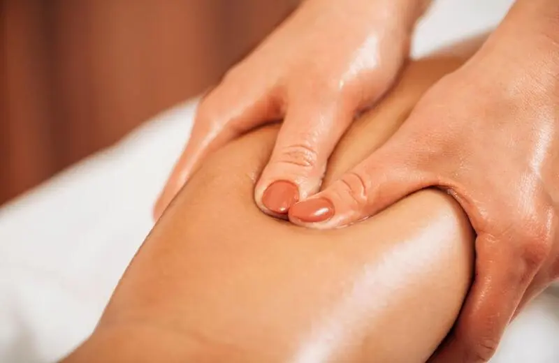 Drenagem linfática feita por especialista como parte do tratamento natural do lipedema.